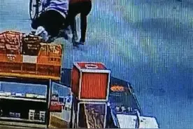 轮椅老人滑下手扶电梯，收银员跪地充当“人肉刹车”图片