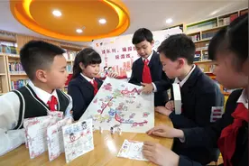 一颗骰子，四个小人，少先队员在自创的游戏棋里“重走”长征路图片