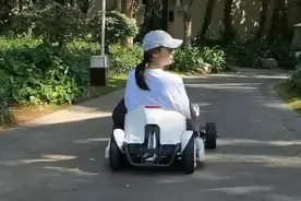 钱泳辰分享吕一玩平衡车视频 喊老婆"吕小一"图片