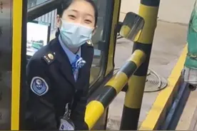 收费站小姐姐微笑劝退超高货车司机，司机：被她的温柔可爱打动了图片