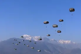 美军第82空降师一伞兵空降时死亡 原因不明图片