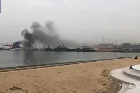 山东港口威海港一艘冒烟的客滚船，救援过程中爆炸，无人员伤亡图片