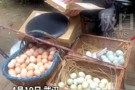 7旬老人街头看英文版高数，不简单图片