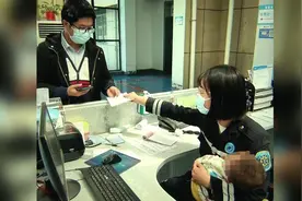 95秒｜咸阳一急诊护士怀抱幼儿工作惹来“埋怨”知道详情后众人点赞图片
