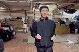 向佐在车库练功打拳 动作干净利落力道十足图片