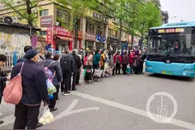 又逢赶场 这群公交车司机第N次当起了“搬运工”图片