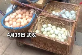 武汉街头，这位卖鸡蛋的70岁大爷不简单图片