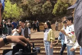 新鲜的狗粮来了！窦骁吻何超莲额头甜蜜爆表图片