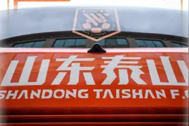 山东泰山队首发名单出炉，金敬道领衔，4新援首发吉翔替补图片