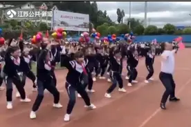 学校组织运动会，班主任带头领跳“猩猩舞”，音乐一响全场沸腾视频封面