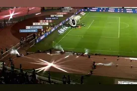 中超联赛今晚开赛，火神杯飞入球场，超3万球迷现场观战图片