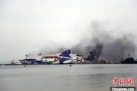 一客货滚装船行驶途中舱内货车冒烟 返威海港后爆燃图片