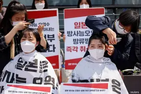 韩国大学生日本使馆前剃头，抗议其排放核污水入海决定图片