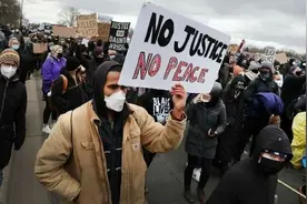 CNN亚裔制片人被警察按倒后，被问了一句侮辱性极强的话图片