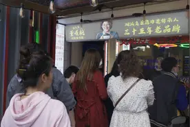 白天卖臭豆腐，晚上酒吧打碟，网红DJ奶奶的店开到了杭州，就在工联CC图片