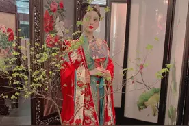 金莎汉服加身想象自己是皇后娘娘，网友：您缺宫女吗？图片