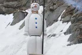 瑞士首次在山区进行“烧雪人”，当地电视台全程直播图片