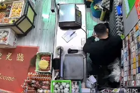 大肥鼠跑进超市，被男子当场逮住后放生，还跟着它碎碎念了一路图片