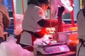儿子时隔一年回家，扮顾客到父母摊位买鸡排，接下来的这一幕看哭图片