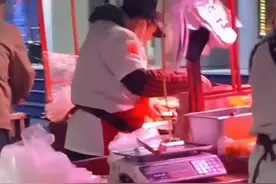儿子时隔一年回家，扮顾客到父母摊位买鸡排，接下来的这一幕看哭图片