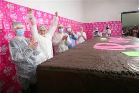 乌克兰糕点师制作“世界上最大巧克力蛋糕”重量超过3吨图片