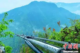 湖北长阳：“飞线”引清泉 彻底解决饮水难题图片