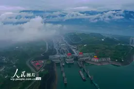 湖北宜昌：三峡大坝北线船闸提前恢复通航图片