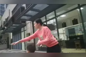 柳州女子接幼儿回家“多出”10万元现金，吓得赶紧报警！原因很意外图片