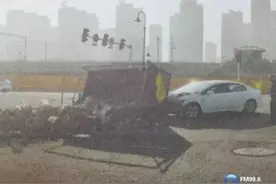 哈尔滨一路口发生交通事故，警方寻找目击者图片