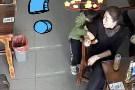 萌娃犯困把顾客当亲妈 她将错就错抱怀里哄睡...图片