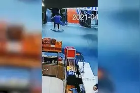 监控画面揪心！女子用身体挡住失控轮椅，被撞得趴跪在地仍不松手图片