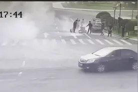 47秒｜货车行驶中冒起滚滚浓烟 附近民警飞速灭火图片