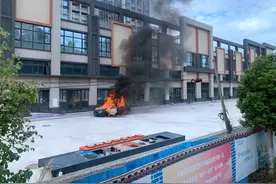 小车着火冒黑烟，司机慌了神：啊？！不是压下灭火器就能喷出干粉么？图片