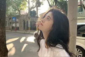 鞠婧祎晒街拍美照 对镜回眸一笑温柔甜美图片