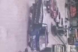 惊险！贵港一男子驾三轮车转弯车速过快，将孙女甩下车浑然不知图片