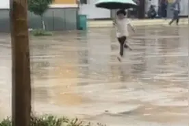 30秒｜“老师你站那别动，我去接你 ”  河南一学生发现老师顶雨上课 打伞飞奔而来视频封面