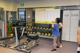 教练指导失误，她被杠铃片砸中鉴定为十级伤残视频封面