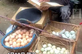 这位70岁大爷火了！边卖鸡蛋边看纯英文书，网友：蛋都有了灵魂图片