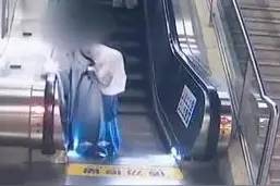 又仙又险！穿汉服乘地铁当心衣物被“咬”还有这些电梯安全知识须谨记图片