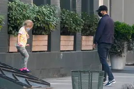 瑞安·雷诺兹带女儿出街购物 大手牵小手超有爱图片