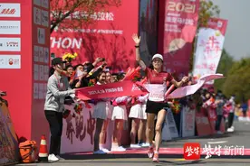 北大毕业的二胎宝妈还是个运动健将，她夺得“淮马”女子冠军图片