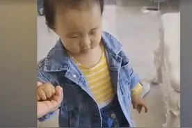 兵爸爸休假回家，2岁女儿进门瞬间懵了，眼神令人心酸图片