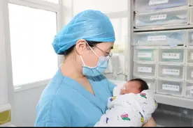 出生5天被遗弃垃圾桶女婴体检正常，医护人员当起“临时妈妈”图片