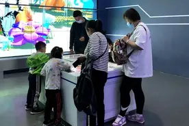 带双胞胎坐地铁，一个孩子免票另一个却要收费，“二孩免票”能放开吗？图片