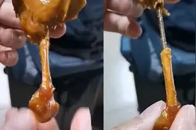 大学生吃速食鸭腿发现黑色“异物”，品牌方：起固定作用的竹签，赔偿75元视频封面