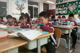 太暖！南京这位老师给班级每个同学送了坐姿矫正器图片