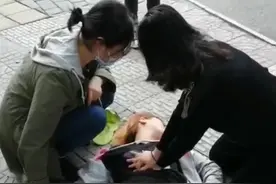 年轻女子大街上突然晕倒，呼吸脉搏全无！医务人员偶然经过出手相救图片
