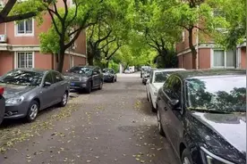 车停自家小区还要收高价临时停车费？就因为房子买的晚？上海一业主不解：凭啥吃这个亏图片