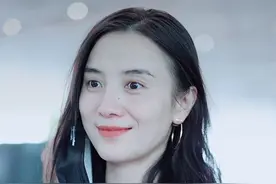 发光美貌！宋佳白衫黑裙极致简约 做“佛系”手势难得俏皮图片