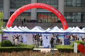 师范毕业生招聘会受热捧，教培机构开30万年薪高薪“抢”人图片